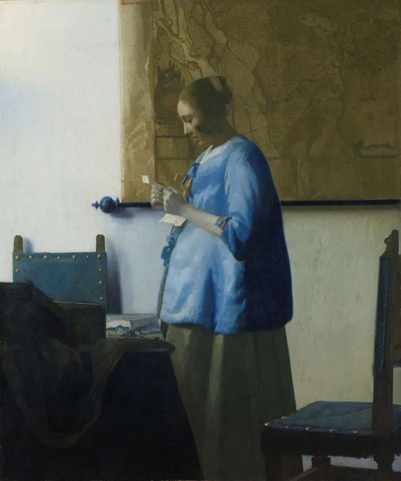 Brieflezende vrouw in het blauw van Johannes Vermeer: een vrouw in een blauw jak staat bij een tafel en leest een brief; achter haar hangt een grote landkaart aan een witte muur, op de voorgrond staan twee stoelen met blauwe bekleding.