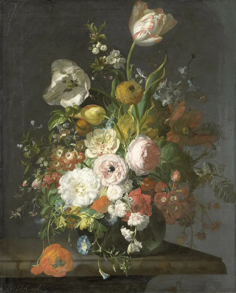 Stilleven met bloemen in een glazen vaas van Rachel Ruysch: een weelderig boeket met witte tulpen, roze en witte rozen, een oranje bloem en een blauwe winde, tegen een donkere achtergrond.